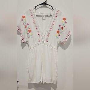 Elegant White Floral Embroidered Romper Size - Medium